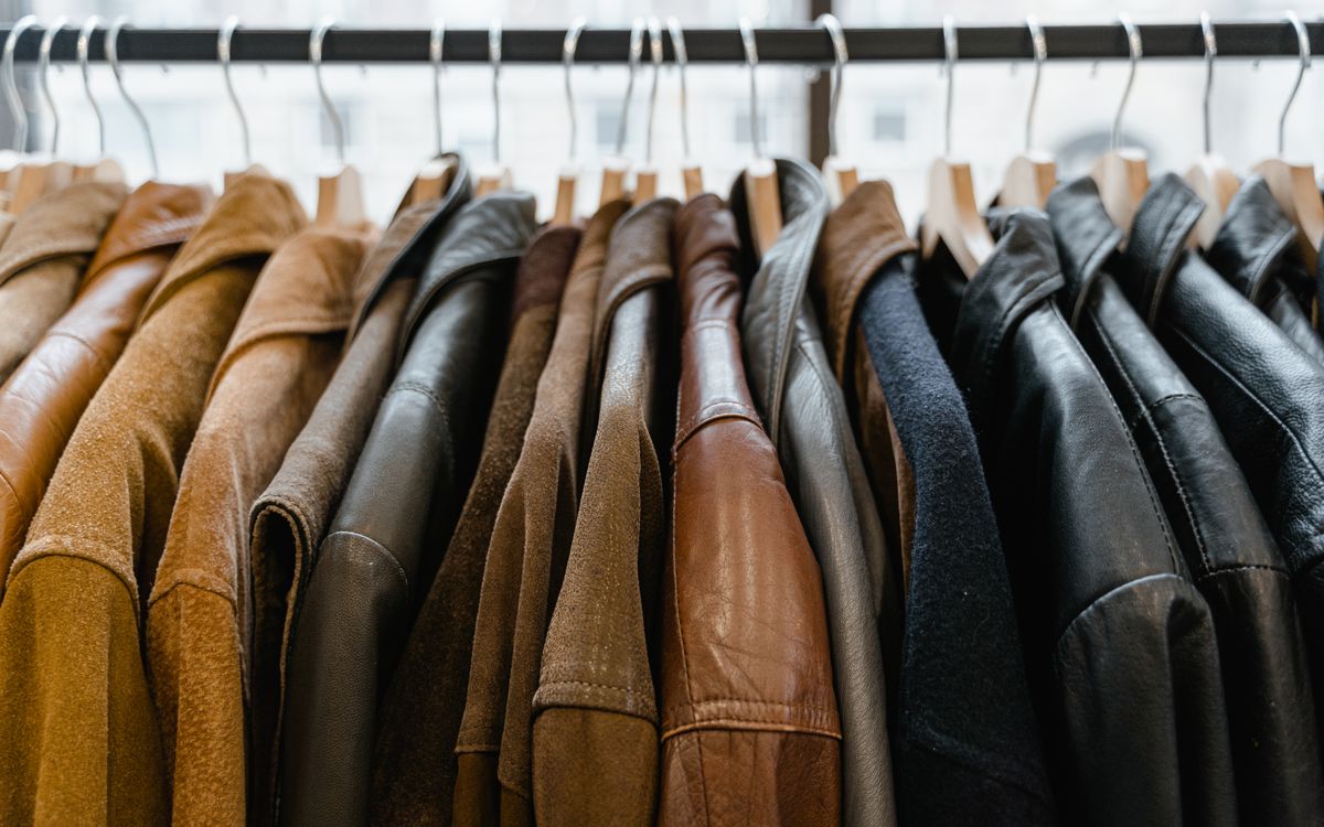 Perchero de chaquetas de cuero colgadas con cuidado en una boutique