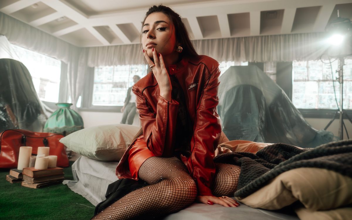 Una modelo con una vibrante chaqueta de cuero roja