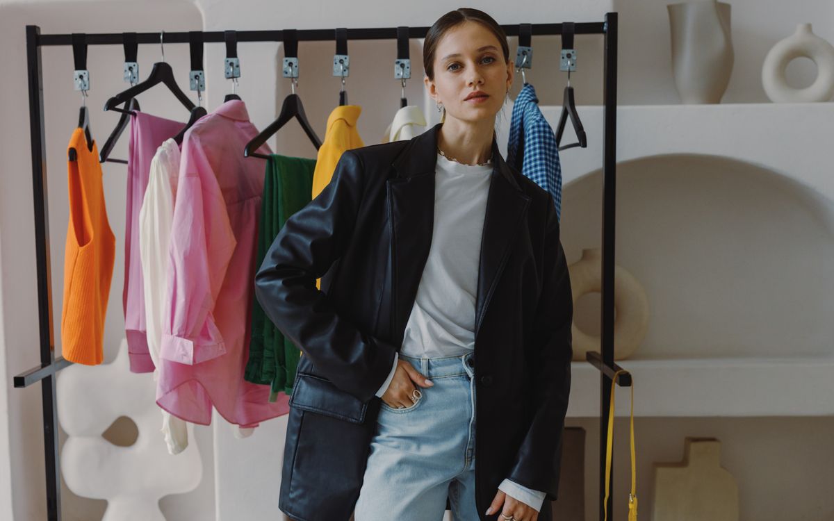 Una mujer con chaqueta de cuero en una boutique elegante