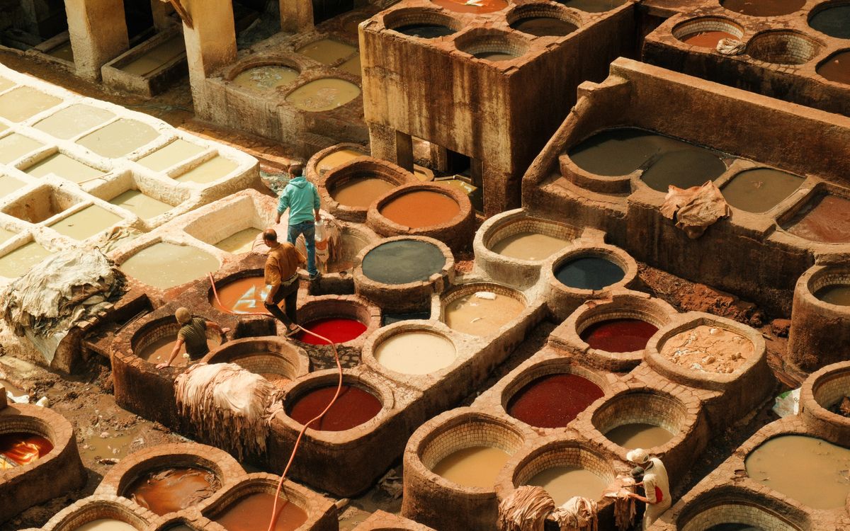 Cubas tradicionales de teñido de cuero en una curtiduría