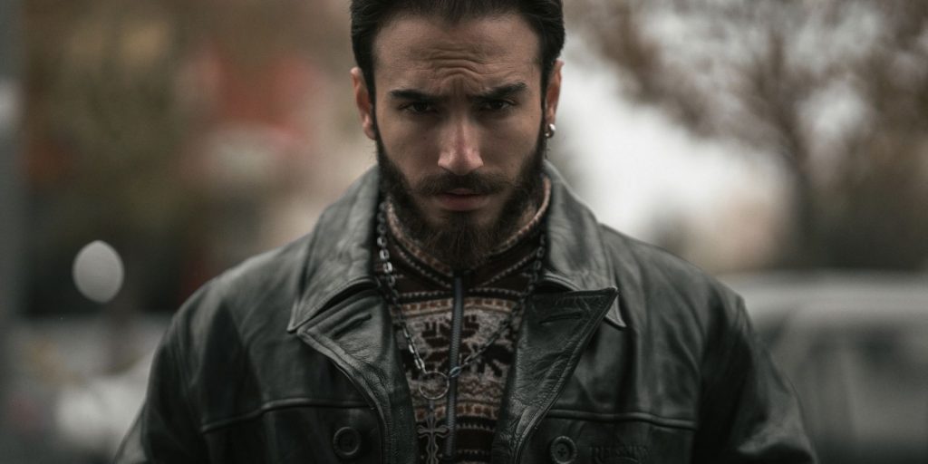 Un hombre elegante con una chaqueta de cuero clásica, retrato editorial