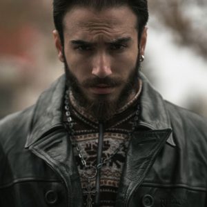 Un hombre elegante con una chaqueta de cuero clásica, retrato editorial
