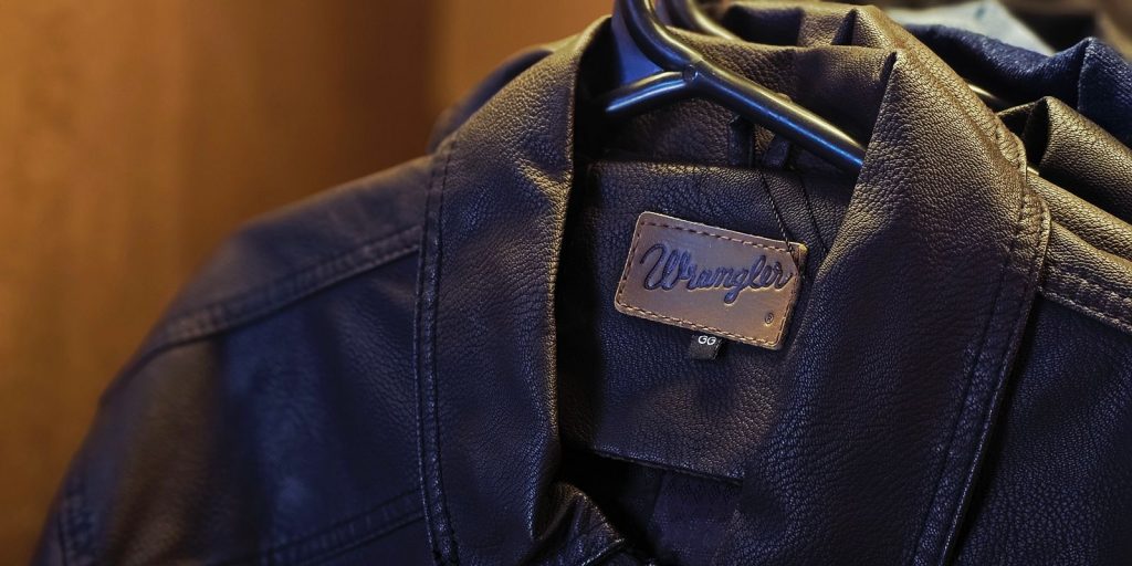 Chaqueta de cuero camel fotografiada con luz cálida de verano