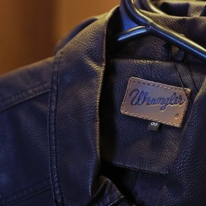 Chaqueta de cuero camel fotografiada con luz cálida de verano