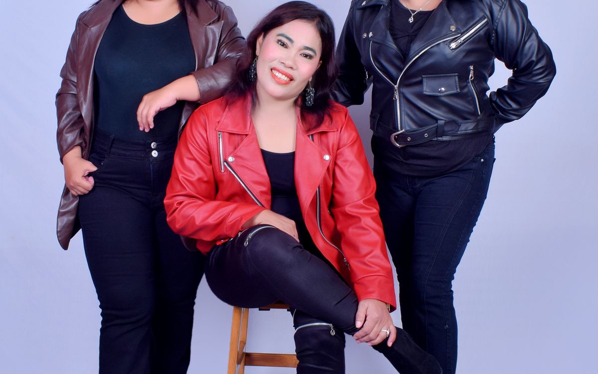 Una chaqueta de cuero en una noche cálida de verano