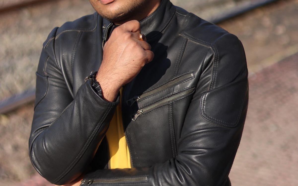 Una chaqueta de cuero ligera presentada con accesorios de verano
