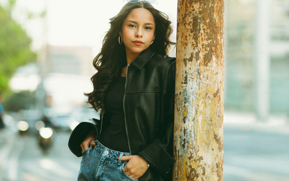 Buneri.es | Chaqueta de Cuero o Chaqueta Vaquera: ¿Cuál Elegir? Stylish young woman in leather jacket poses on city street