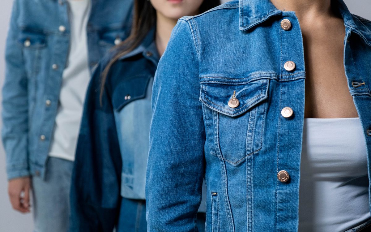 Buneri.es | Chaqueta de Cuero o Chaqueta Vaquera: ¿Cuál Elegir? Group of people modeling stylish denim jackets in studio setting