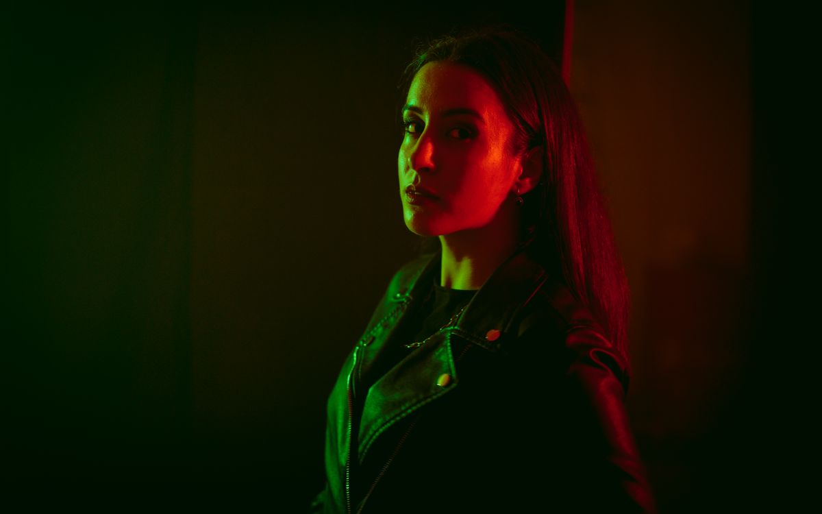 Buneri.es | Las chaquetas de cuero de 2000 a 2004 Retrato de estudio de ambiente sobrio de una mujer con chaqueta de cuero negro