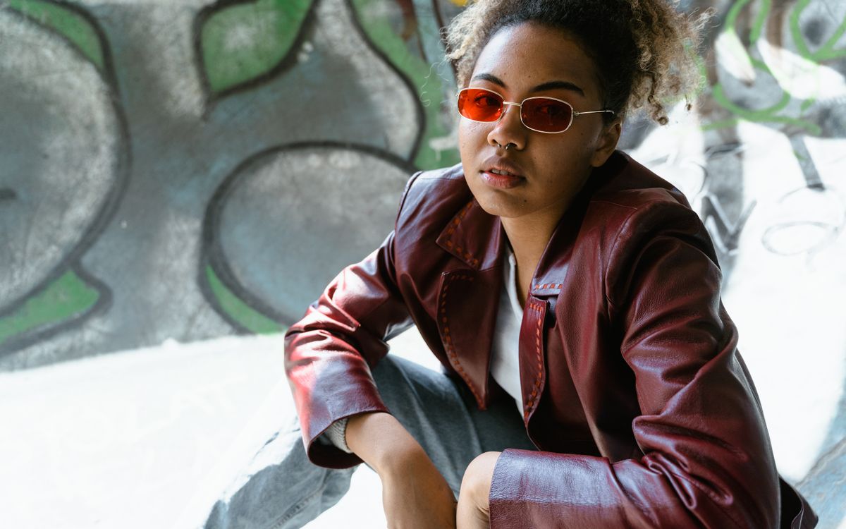 Buneri.es | Las chaquetas de cuero de 2005 a 2009 Retrato de una mujer con chaqueta de cuero granate y gafas rojas en la ciudad