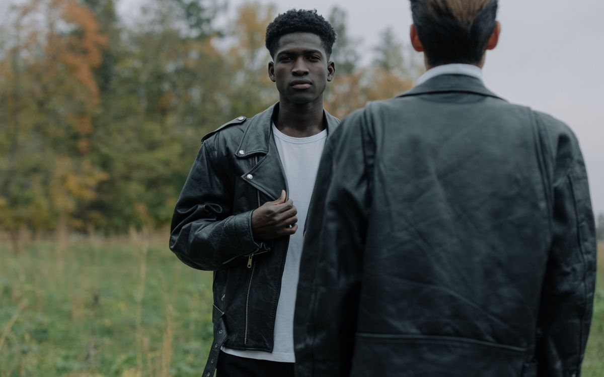 Buneri.es | ¿Las chaquetas de piel se estiran o encogen? La guía del amoldado Hombres elegantes con chaquetas de piel al aire libre, ideal para moda y estilo de vida