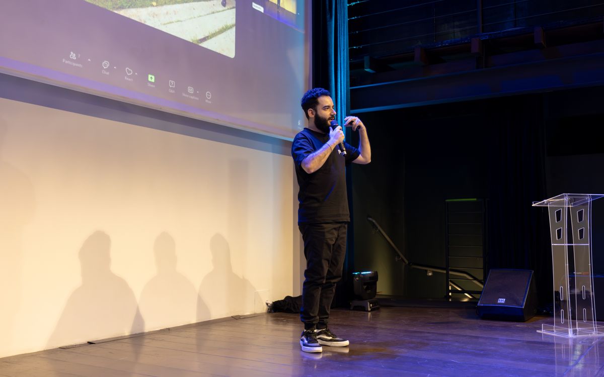 Buneri.es | Por qué los directores tecnológicos y las estrellas del rock viven en chaqueta de cuero Orador enérgico dando una charla en un evento corporativo